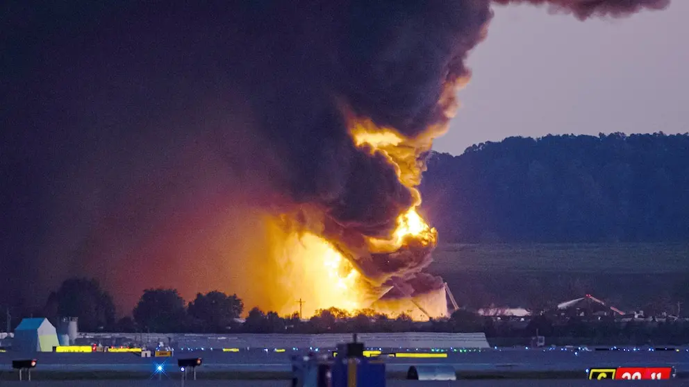 دود و شعلههایی که از محل سقوط هواپیمای باری یوپیاس در نزدیکی فرودگاه بینالمللی لوئیزویل در لوئیزویل، کنتاکی، در ۴ نوامبر ۲۰۲۵ بلند میشود.
