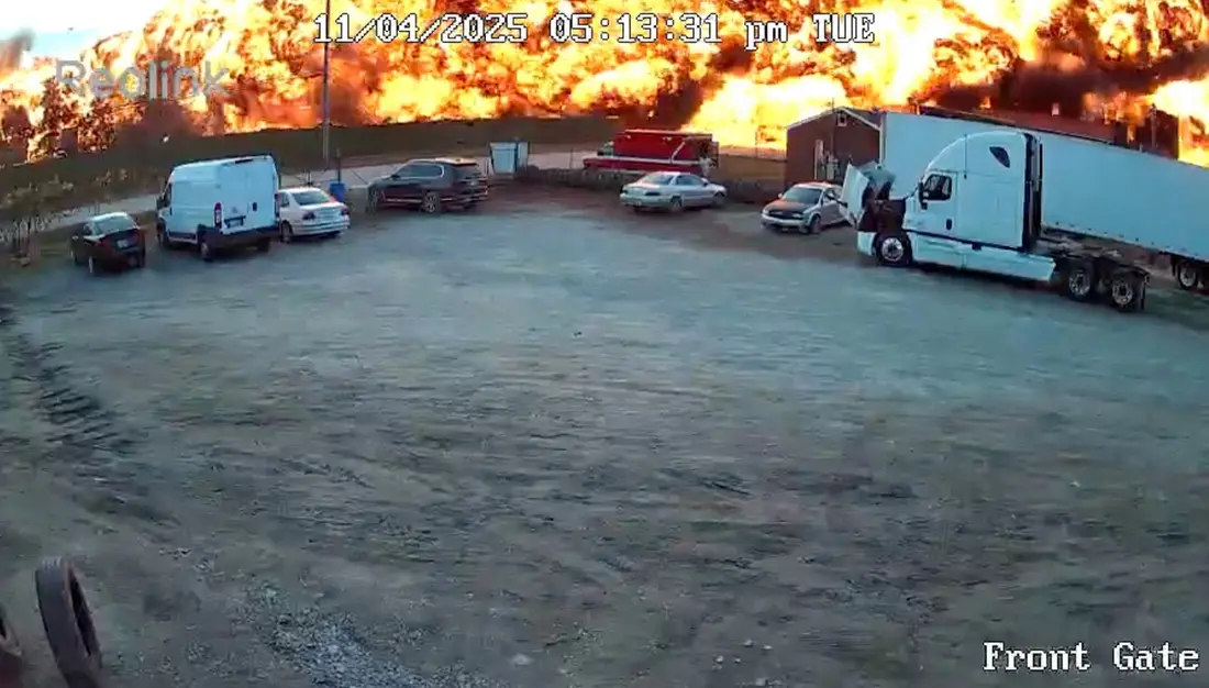 دود و شعلههایی که هنگام سقوط هواپیمای باری یوپیاس در لوئیزویل، کنتاکی، در ۴ نوامبر ۲۰۲۵ بلند میشود.