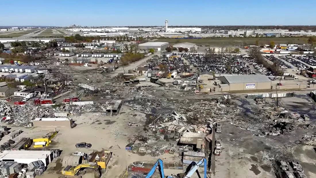 نمای هوایی ارائهشده توسط هیئت ایمنی حملونقل ملی از محل سقوط هواپیمای باری یوپیاس در فرودگاه بینالمللی محمدعلی لوئیزویل در لوئیزویل، کنتاکی، در ۶ نوامبر ۲۰۲۵.