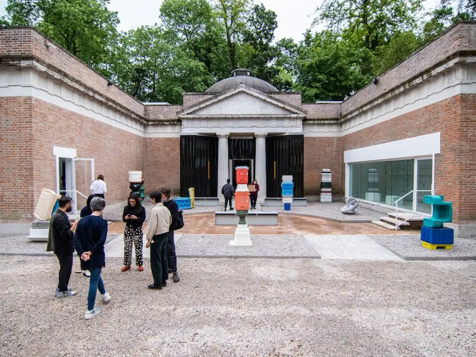 پاویونی که افرادی در مقابل آن ایستادهاند.