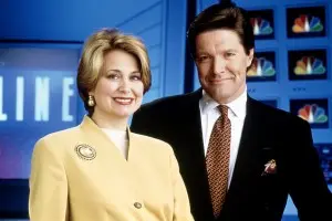 مجریان «دیتلاین انبیسی» جین پائولی و استون فیلیپس در سال ۱۹۹۹.