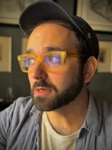 کارگردان دیوید اُسیت