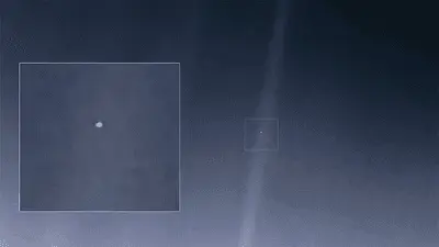 نقطه آبی کمرنگ: دورترین تصویری که از زمین در اختیار داریم.