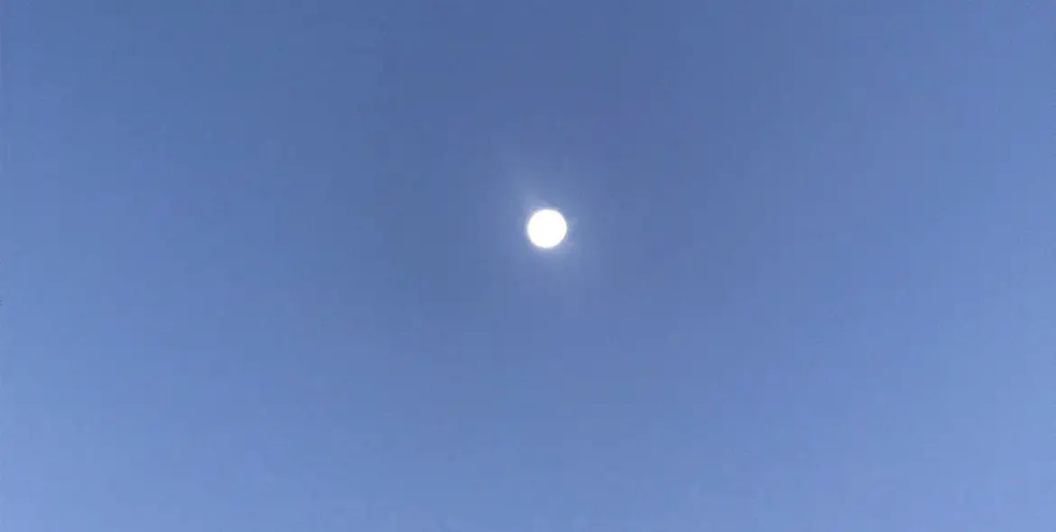 یک دایره سفید بر پسزمینهٔ آبی شب قرار دارد.