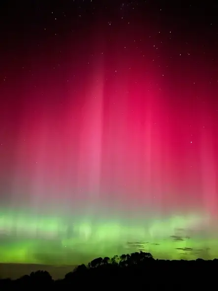 عکسی از شفققطبی گرفته شده با تلفن همراه در نمایش بزرگ مه ۲۰۲۴.