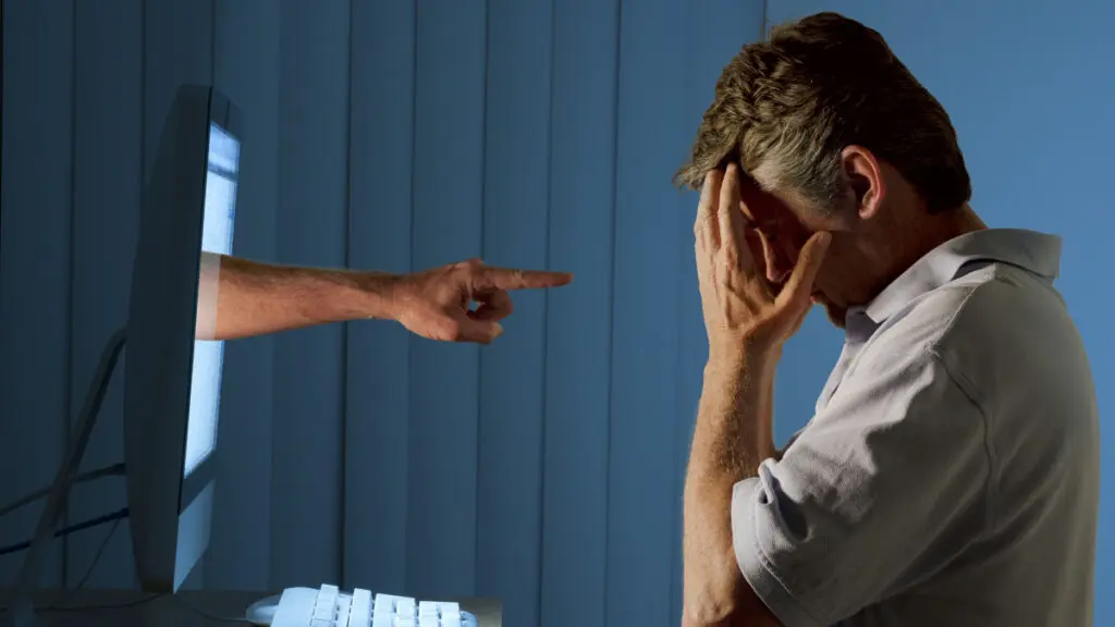 زورگیری سایبری در اینترنت و کامپیوتر و تعقیب در شبکههای اجتماعی، فردی با نیت بد در فضای آنلاین