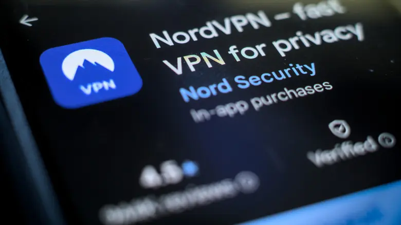تلفنی که صفحه دانلود NordVPN را در فروشگاه Google Play نشان میدهد