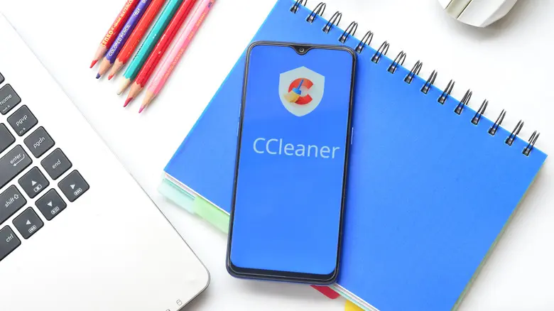 گوشتی که لوگوی CCleaner روی صفحه نمایش نشان میدهد