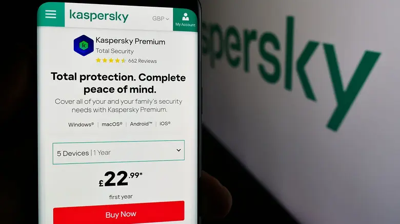 صفحه خرید Kaspersky روی صفحه نمایش گوشی نشان داده شده
