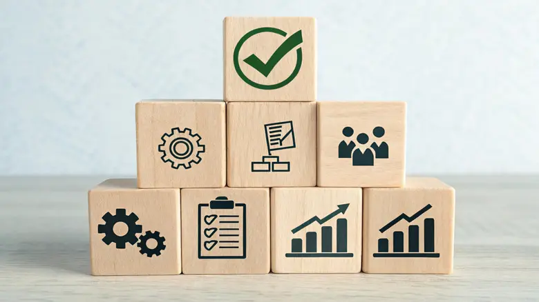 بلوکهای چوبی با نمادهای کاری که به شکل هرم روی میز چیده شدهاند