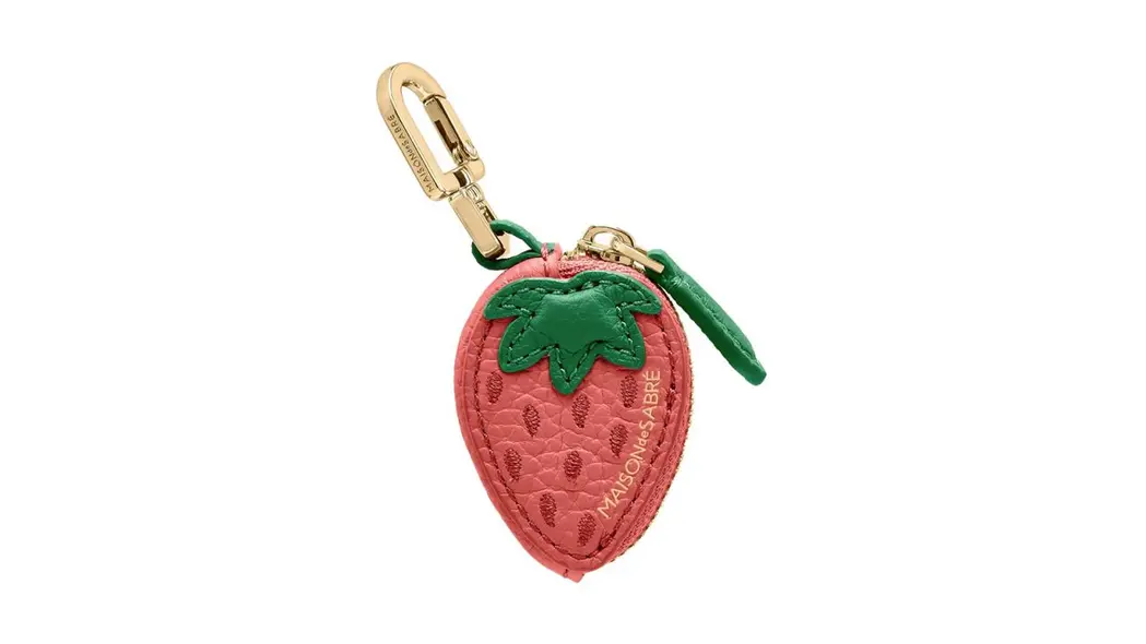 آویز کیف به شکل توت فرنگی که نگهدارنده ایرتگ است.