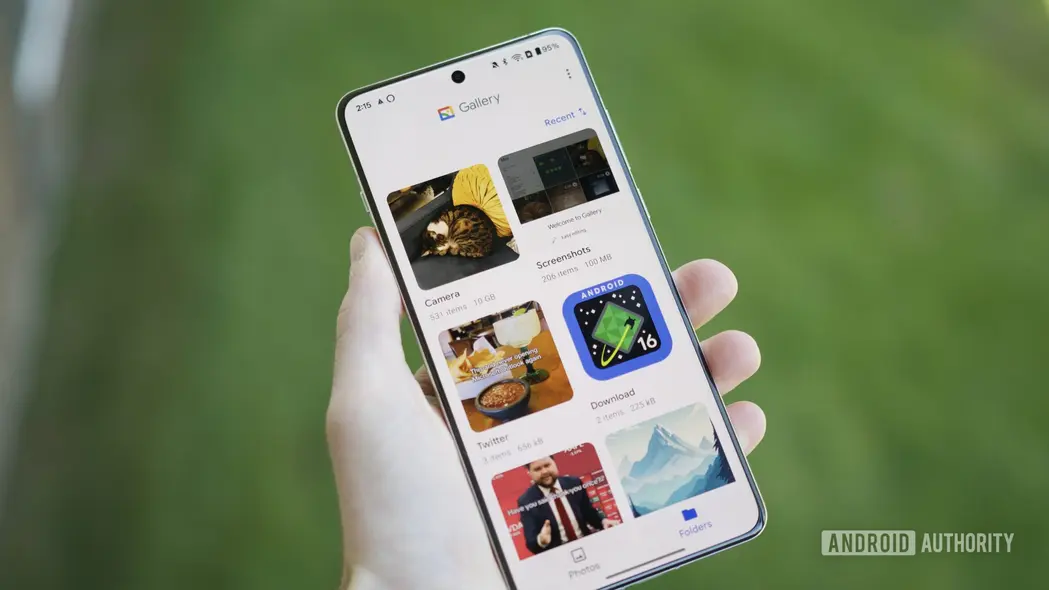 برنامه Google Gallery بر روی یک گوشی اندروید اجرا میشود.