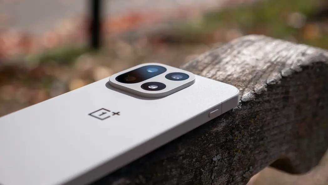 لوگوی «Never Settle» OnePlus بر روی نمایشگر OnePlus 15