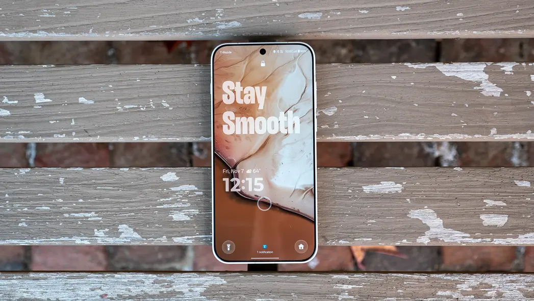 تم قفل صفحه در OnePlus 15 با نوشته «Stay Smooth»