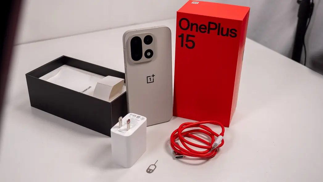 باز کردن OnePlus 15 به همراه شارژر همراه