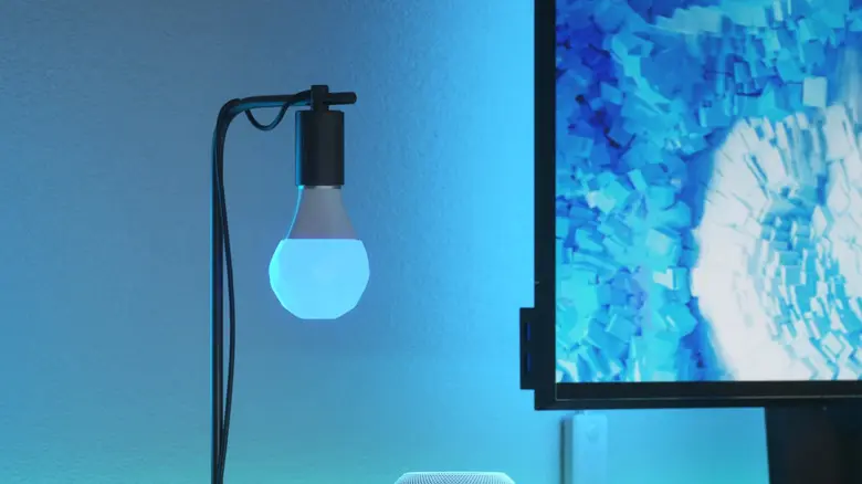 لامپ Nanoleaf روی یک لامپ رومیزی