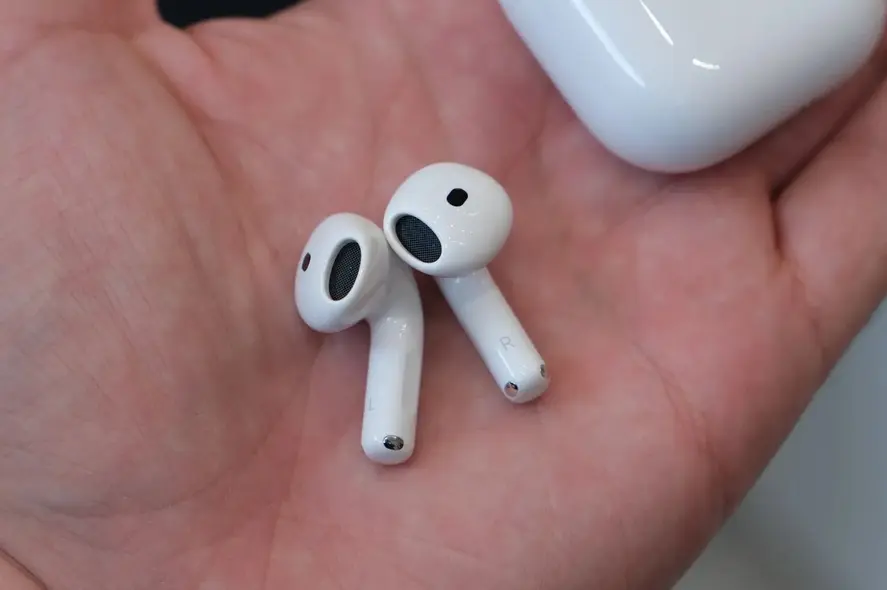 عکس عملی از هدفونهای بیسیم AirPods 4 اپل.