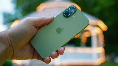 آیفون ۱۷ اپل در دست