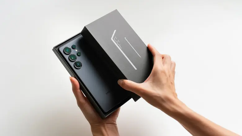 فردی که Samsung Galaxy S25 Ultra را از جعبه بیرون میآورد