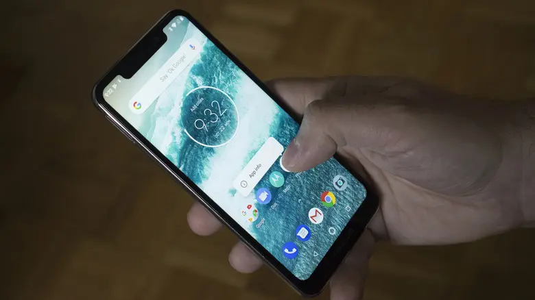 فردی که گوشی Motorola One Vision را در دست دارد