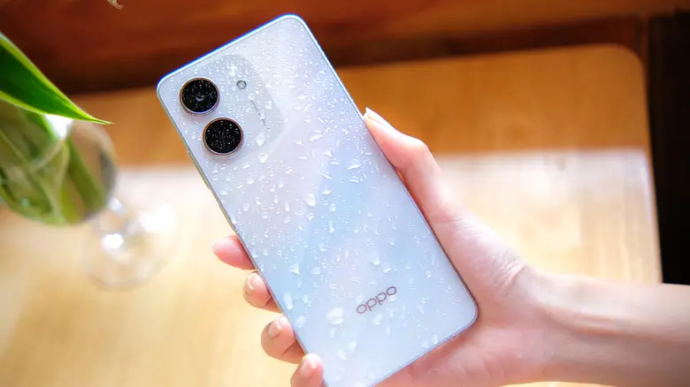 فردی که گوشی Oppo A5x را در دست دارد