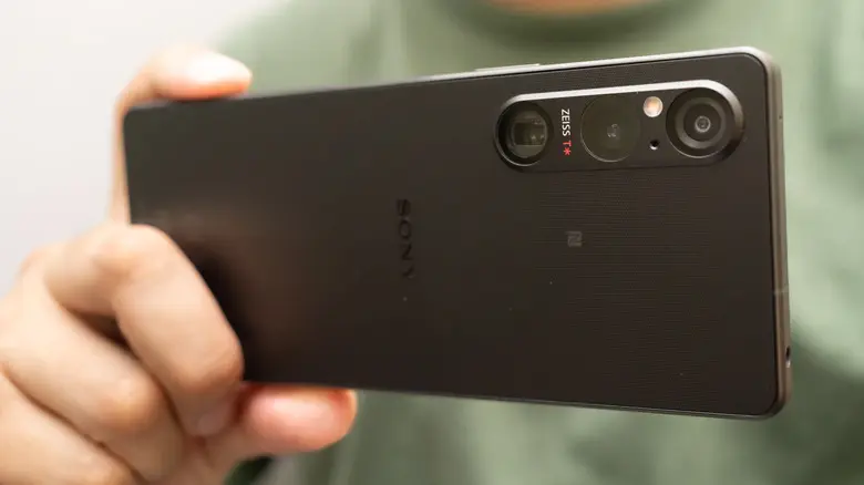 مردی با پیراهن سبز که Sony Xperia 1 را در دست دارد