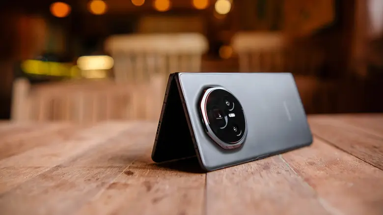 گوشی تاشو Honor Magic V3 بر روی میز