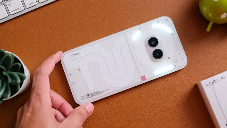 گوشی سفید Nothing Phone 2(a) روی میز