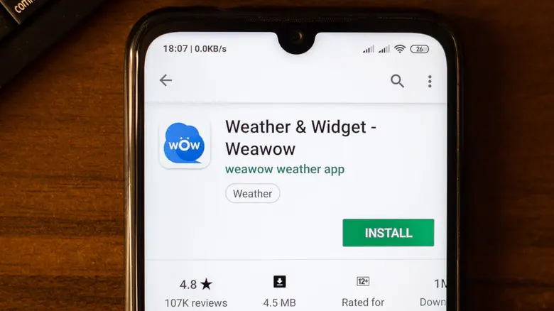 یک تلفن هوشمند اندروید گوگل که برنامه Weather & Widget را در فروشگاه Google Play نمایش میدهد