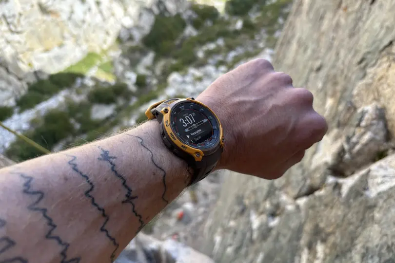 تصویر Garmin Instinct Crossover AMOLED در صعود