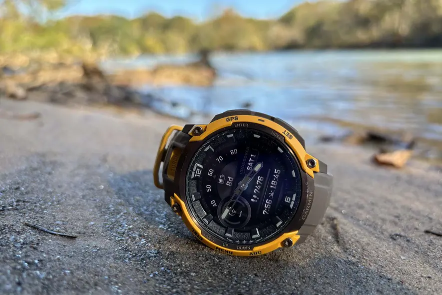 تصویر Garmin Instinct Crossover AMOLED در فضای باز