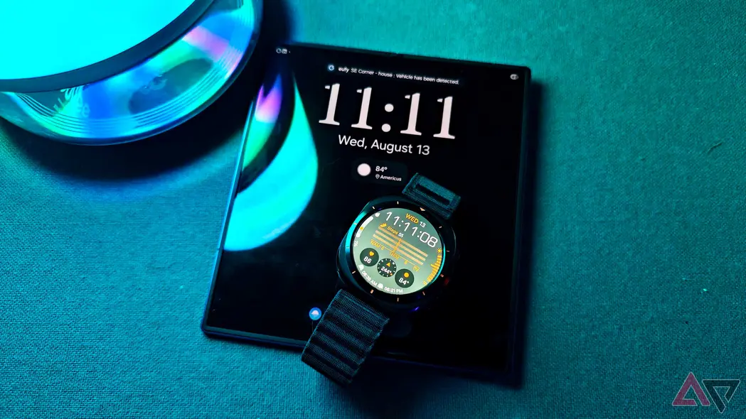 ساعت سامسونگ گلیکسی واچ Ultra با نمایش صفحه ساعت بر روی Galaxy Z Fold 7