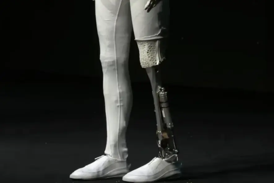 ربات «آیرون نسل بعد» پاهایش را به نمایش میگذارد