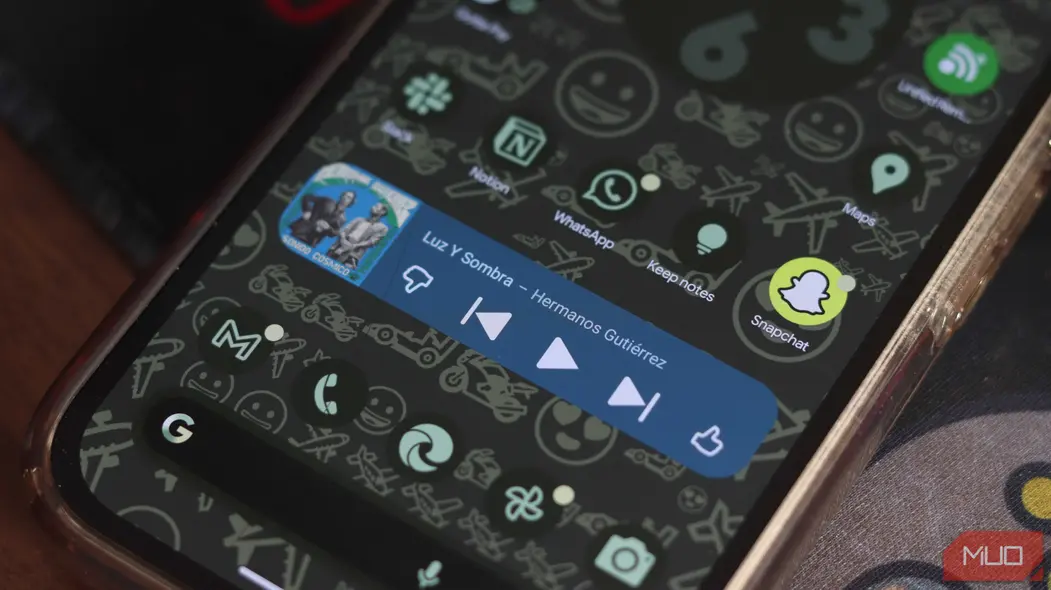 ابزارک YouTube Music در حال پخش بر روی صفحهٔ اصلی