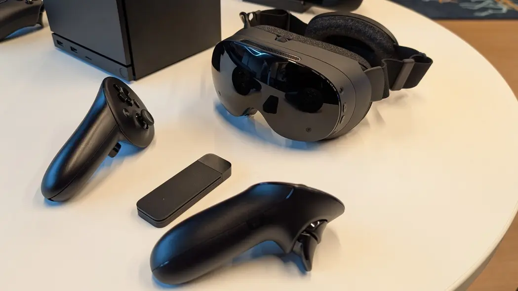 Steam Frame با دو کنترلر و دانگل استریمینگ.