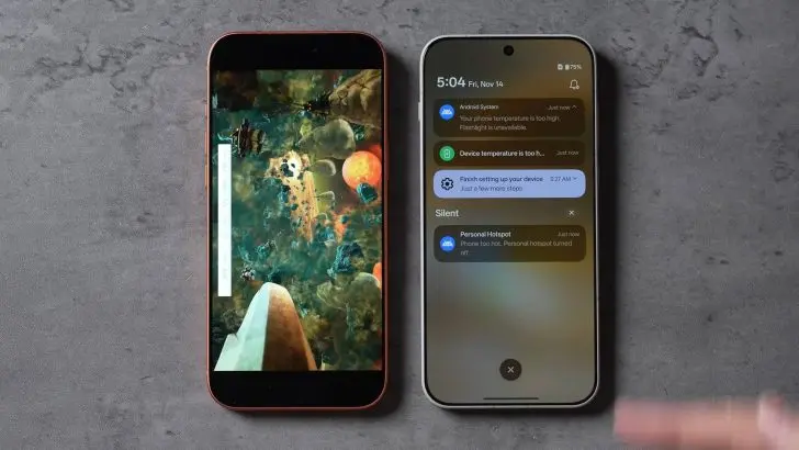 دو گوشی هوشمند کنار هم؛ گوشی سمت چپ یک بازی با تم فضایی را نشان می‌دهد، در حالی که گوشی سمت راست اعلان‌هایی نظیر «دمای تلفن شما بیش از حد بالا است» را در ساعت ۵:۰۴ جمعهٔ ۱۴ نوامبر نمایش می‌دهد