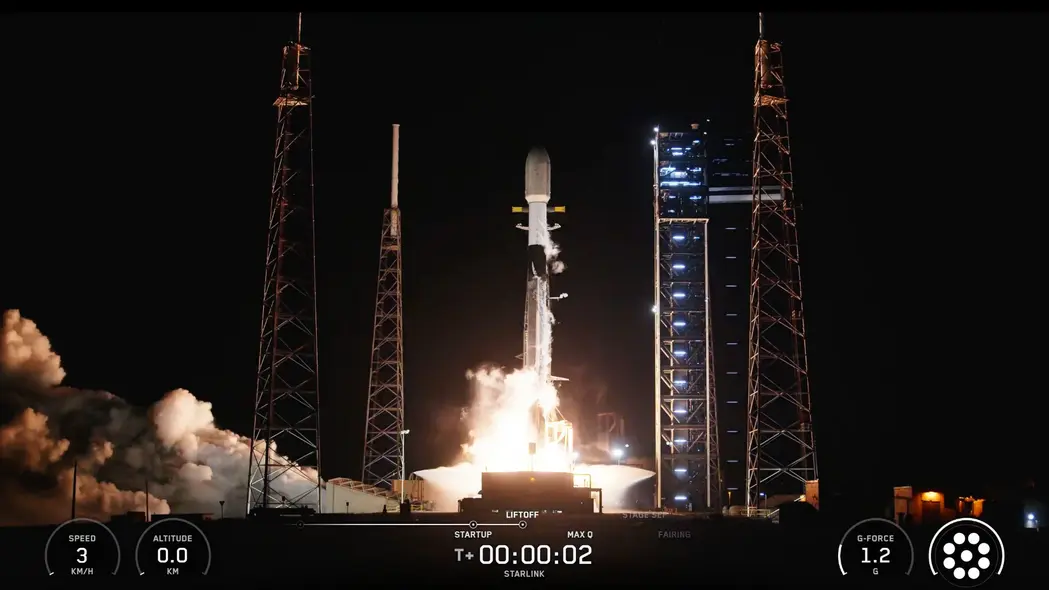 یک موشک سیاه‑سفید به آسمان تاریک شب پرتاب می‌شود