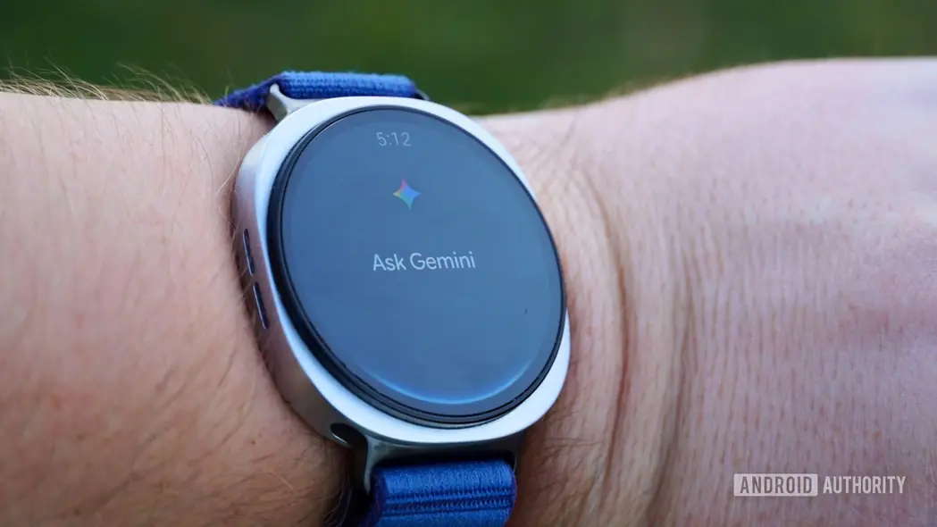 اجرای جیمینی روی Galaxy Watch 8 در مچ دست من.