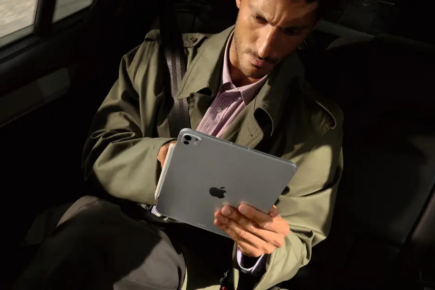 iPad Pro M5 اپل در حال استفاده توسط مردی در خودرو