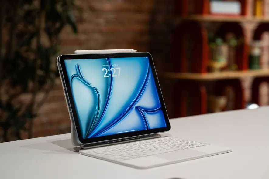 عکس iPad Air روی میز