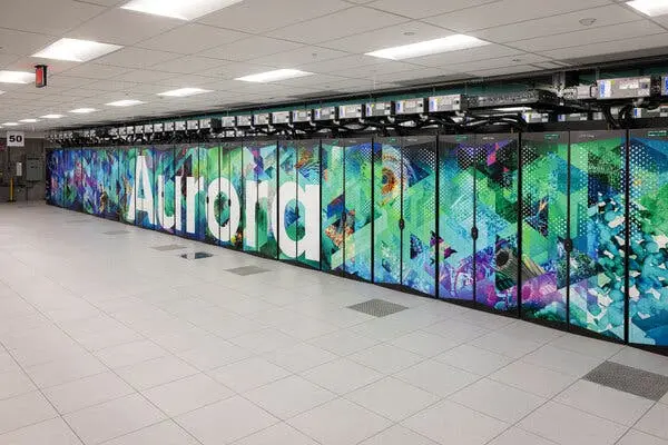 در یک اتاق با کف و سقف سفید، دیواری بلند دارای الگوی رنگی سبز و آبی است.