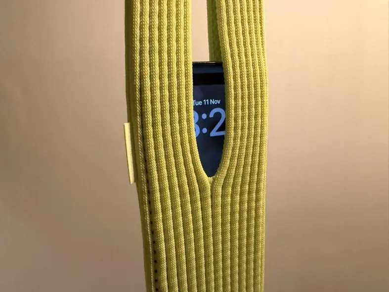 کیسه آیفون به رنگ لیمویی — David Phelan