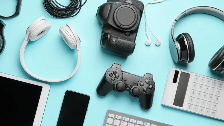 چندین گجت فناوری روی سطحی آبی