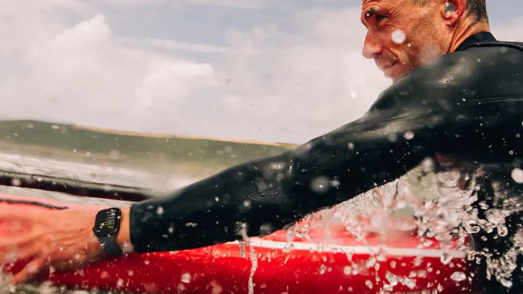 مردی در اقیانوس با تخته موجسواری و اپل واچ