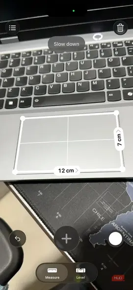 اپلیکیشن Measure در آیفون نشاندهندهٔ اندازهگیری سطح لمسی لپتاپ