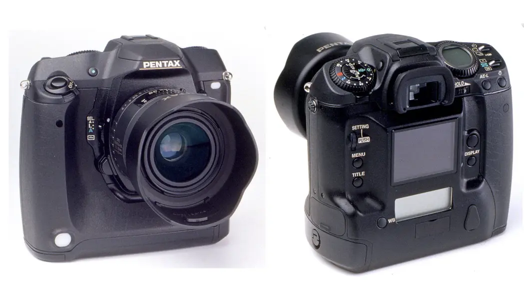 نمای جلو و پشت یک دوربین دیجیتال Pentax با لنز بزرگ و دکمه‌های کنترل متعدد.