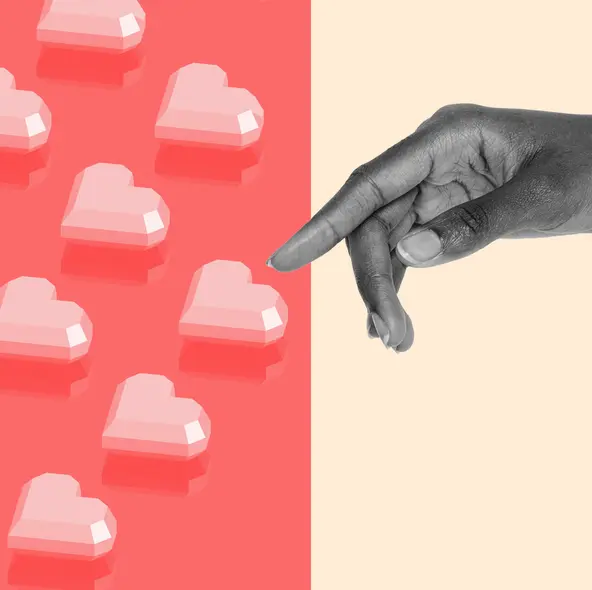 قلبهای دیجیتال کنار دست زنی که انگشتش را به سمتشان اشاره میکند