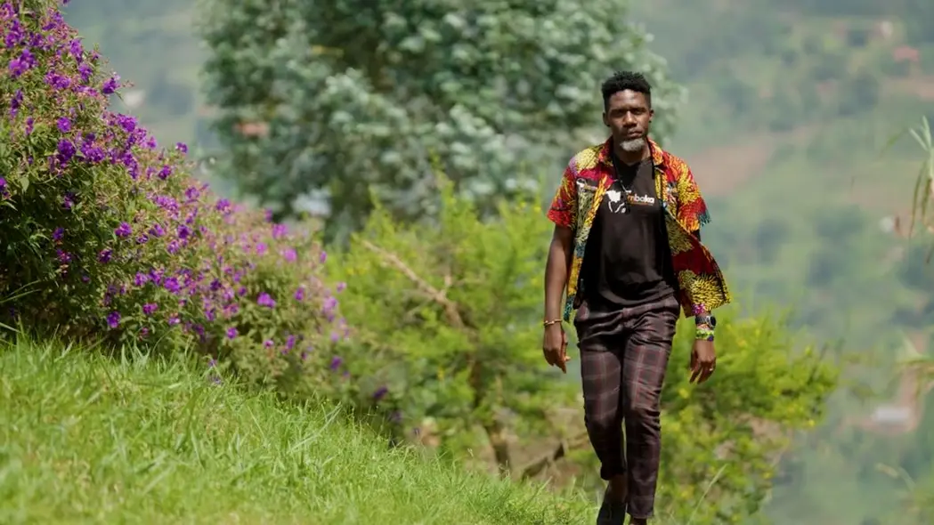 «در طبیعت واقعاً، واقعاً سخت است که آن‌ها را ببینیم»، می‌گوید موگروا که آن‌ها را «فوق‌العاده، فوق‌العاده مخفی» و خجالتی توصیف می‌کند. او در اوایل امسال برای کارش بر روی گربه‌طلایی آفریقا جایزهٔ نوآور حفاظت‌محیطی ایندیاناپولیس را دریافت کرد.