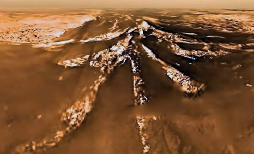 عکس توسط ناسا در سال ۲۰۰۵ بر روی تیتان