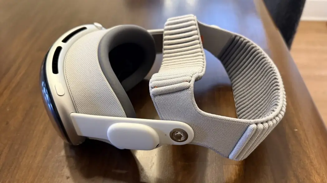 هدست بر روی میز چوبی